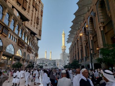 Makkah, Suudi Arabistan - 11 Mart 2025: Mekke 'de mavi gökyüzü olan minarelerle birlikte Mescid-i Haram (El-Haram) manzarası