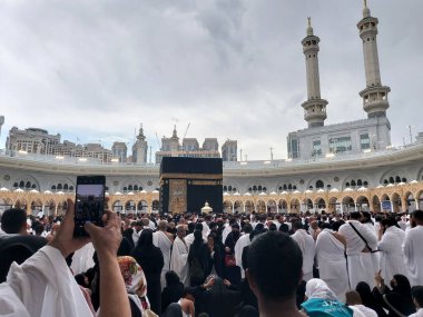 Makkah, Suudi Arabistan - 20 Mart 2025: Mekke, Suudi Arabistan 'daki Mescidi Haram' da Kabe 'yi çevreleyen hacıların yakın görüntüsü.