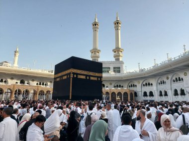 Makkah, Suudi Arabistan - 30 Mart 2025: Mekke, Suudi Arabistan 'daki Mescidi Haram' da Kabe 'yi çevreleyen hacıların yakın görüntüsü.
