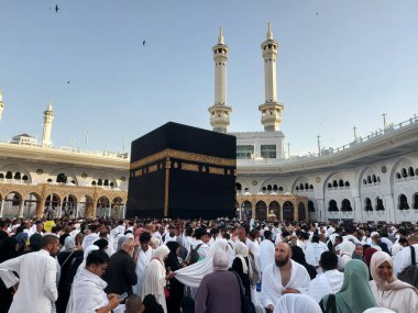 Makkah, Suudi Arabistan - 30 Mart 2025: Mekke, Suudi Arabistan 'daki Mescidi Haram' da Kabe 'yi çevreleyen hacıların yakın görüntüsü.