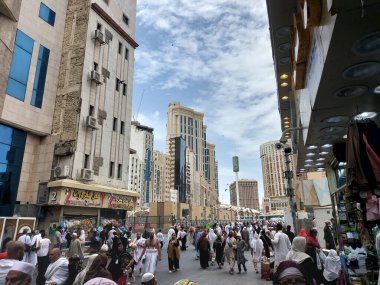 Makkah, Suudi Arabistan - 6 Nisan 2025: Mekke 'de Hac ve Umrah yolcularının hediyelik eşya almaları için alışveriş alanları