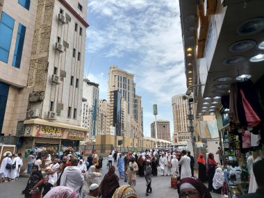 Makkah, Suudi Arabistan - 6 Nisan 2025: Mekke 'de Hac ve Umrah yolcularının hediyelik eşya almaları için alışveriş alanları