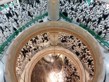 Makkah, Suudi Arabistan - 14 Mart 2025: Müslüman hacılar Mekke 'deki Umra ve Hac boyunca Safa tepesinden Marwah tepesine sa' i icra ettiler.