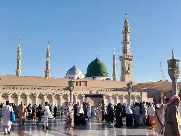 Al-Madinah al-Munawwarah, Suudi Arabistan - 2 Mart 2025: Peygamberin Medine 'deki yüksek mineralleri açık mavi gökyüzü altında, İslami mimarinin sergilendiği.