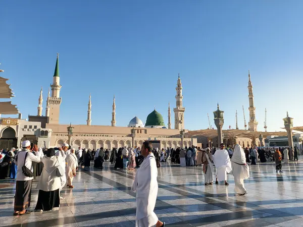 Al-Madinah al-Munawwarah, Suudi Arabistan - 2 Mart 2025: Peygamberin Medine 'deki yüksek mineralleri açık mavi gökyüzü altında, İslami mimarinin sergilendiği.