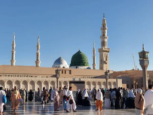 Al-Madinah al-Munawwarah, Suudi Arabistan - 2 Mart 2025: Peygamberin Medine 'deki yüksek mineralleri açık mavi gökyüzü altında, İslami mimarinin sergilendiği.