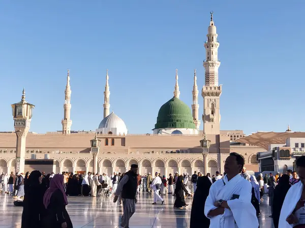 Al-Madinah al-Munawwarah, Suudi Arabistan - 2 Mart 2025: Peygamberin Medine 'deki yüksek mineralleri açık mavi gökyüzü altında, İslami mimarinin sergilendiği.