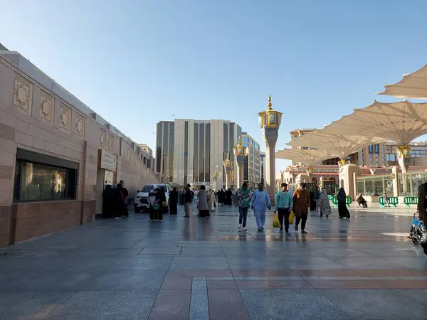Al-Madinah al-Munawwarah, Suudi Arabistan - 1 Mart 2025: Açık mavi gökyüzü altında açık şemsiyeler ve minarelerle Medine 'deki Peygamber Camii.