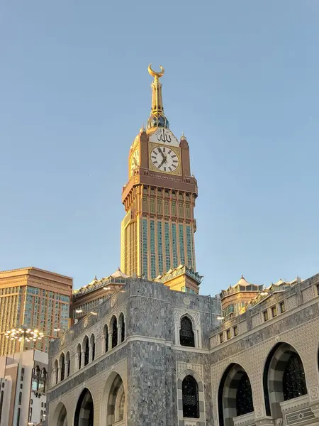 Makkah, Suudi Arabistan - 8 Mart 2025: Abraj Al Yem, Kraliyet Saat Kulesi Makkah Bulutlu mavi gökyüzü arka planı