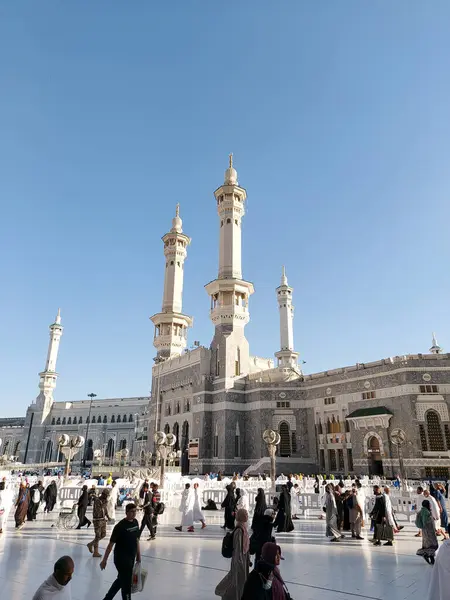 Makkah, Suudi Arabistan - 11 Mart 2025: Mavi gökyüzü ile Mekke 'deki Mescid-i Haram manzarası