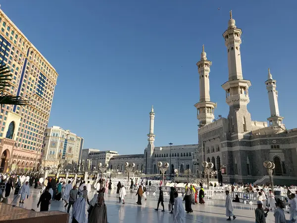 Makkah, Suudi Arabistan - 11 Mart 2025: Mavi gökyüzü ile Mekke 'deki Mescid-i Haram manzarası
