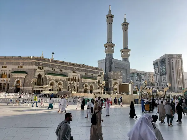 Makkah, Suudi Arabistan - 11 Mart 2025: Mavi gökyüzü ile Mekke 'deki Mescid-i Haram manzarası