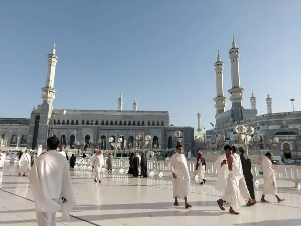 Makkah, Suudi Arabistan - 11 Mart 2025: Mavi gökyüzü ile Mekke 'deki Mescid-i Haram manzarası