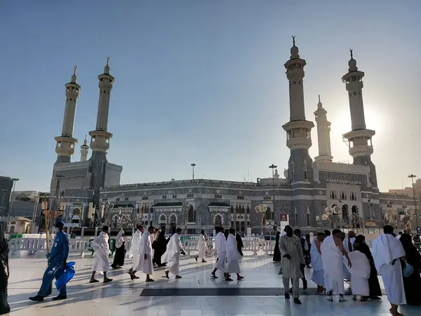 Makkah, Suudi Arabistan - 11 Mart 2025: Mavi gökyüzü ile Mekke 'deki Mescid-i Haram manzarası