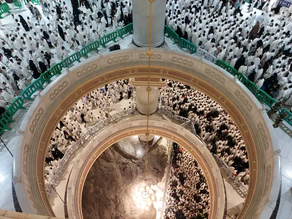 Makkah, Suudi Arabistan - 14 Mart 2025: Müslüman hacılar Mekke 'deki Umra ve Hac boyunca Safa tepesinden Marwah tepesine sa' i icra ettiler.