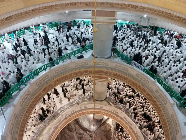 Makkah, Suudi Arabistan - 14 Mart 2025: Müslüman hacılar Mekke 'deki Umra ve Hac boyunca Safa tepesinden Marwah tepesine sa' i icra ettiler.