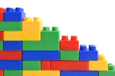 Plastik yapı blokları beyaz arkaplanda izole edildi.