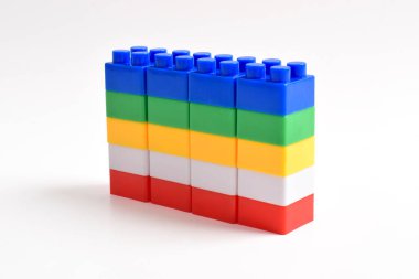 Plastik yapı blokları beyaz arkaplanda izole edildi