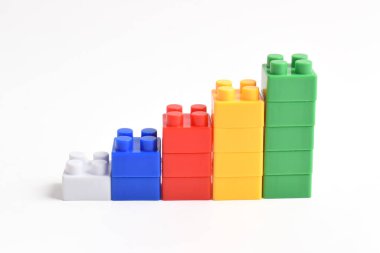 Beyaz arka planda izole bir gökkuşağı renkli lego merdiveni. İnşa Blokları