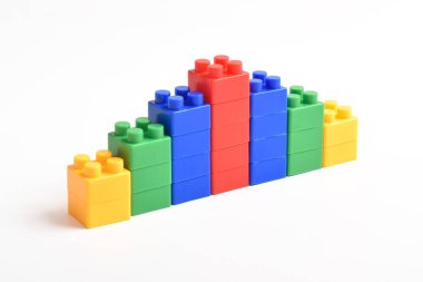 Plastik yapı blokları beyaz arkaplanda izole edildi