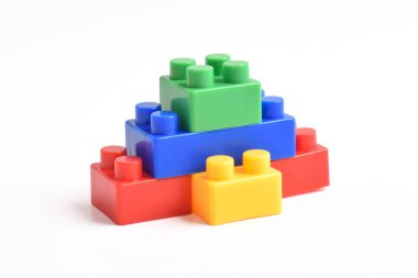 Plastik yapı blokları beyaz arkaplanda izole edildi