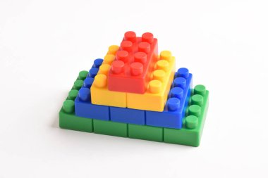 Plastik yapı blokları beyaz arkaplanda izole edildi