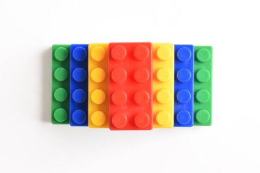 Beyaz arka planda izole edilmiş renkli plastik oyuncak blokları. İnşa Blokları