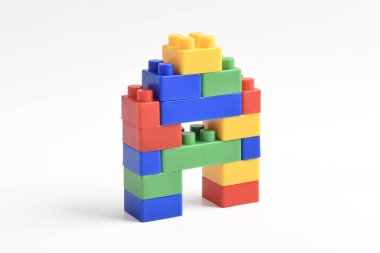 Plastik yapı blokları beyaz arkaplanda izole edildi