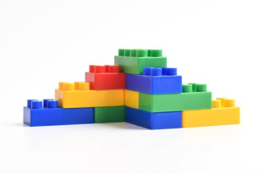 Plastik yapı blokları beyaz arkaplanda izole edildi