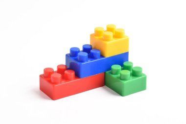 Plastik yapı blokları beyaz arkaplanda izole edildi