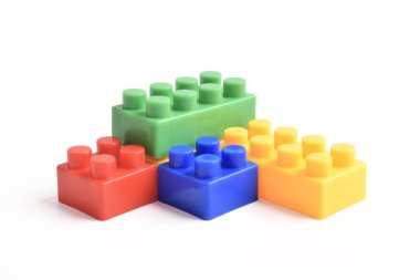 Plastik yapı blokları beyaz arkaplanda izole edildi