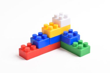 Plastik yapı blokları beyaz arkaplanda izole edildi