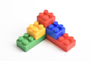 Plastik yapı blokları beyaz arkaplanda izole edildi