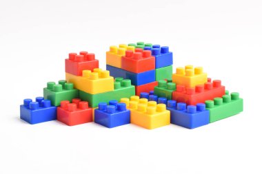 Plastik yapı blokları beyaz arkaplanda izole edildi