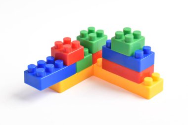 Plastik yapı blokları beyaz arkaplanda izole edildi