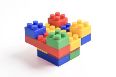 Plastik yapı blokları beyaz arkaplanda izole edildi