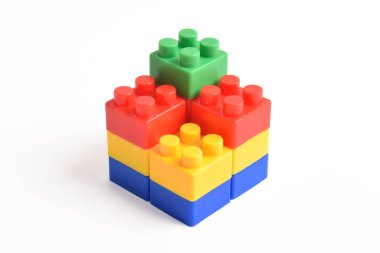 Plastik yapı blokları beyaz arkaplanda izole edildi