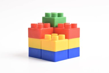 Plastik yapı blokları beyaz arkaplanda izole edildi