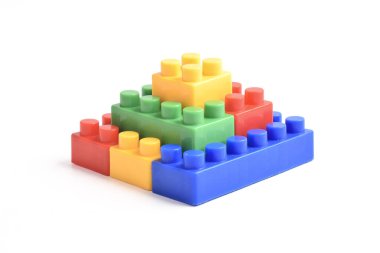 Plastik yapı blokları beyaz arkaplanda izole edildi