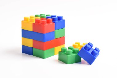 Plastik yapı blokları beyaz arkaplanda izole edildi