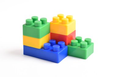 Plastik yapı blokları beyaz arkaplanda izole edildi