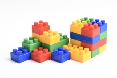 Plastik yapı blokları beyaz arkaplanda izole edildi