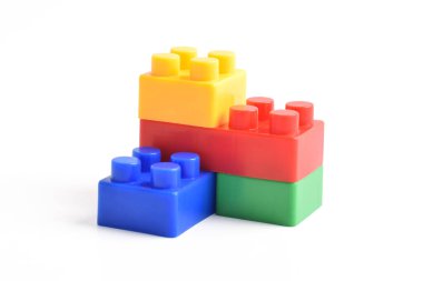 Plastik yapı blokları beyaz arkaplanda izole edildi