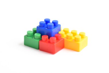 Plastik yapı blokları beyaz arkaplanda izole edildi