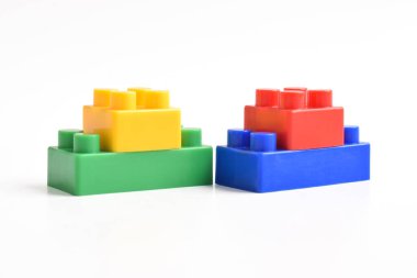 Beyaz arka planda izole edilmiş renkli plastik oyuncak blokları. İnşa Blokları