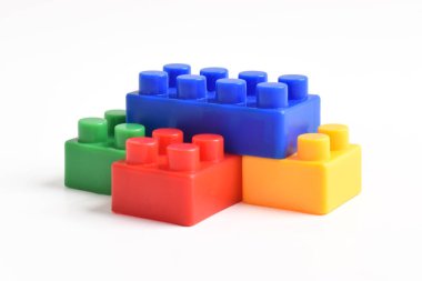 Beyaz arka planda izole edilmiş renkli plastik oyuncak blokları. İnşa Blokları