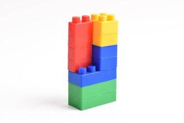 Beyaz arka planda izole edilmiş renkli plastik oyuncak blokları. İnşa Blokları