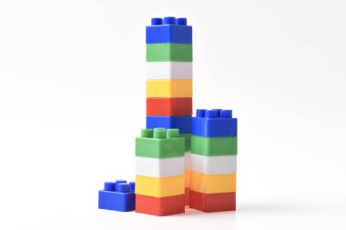 Beyaz arka planda izole edilmiş renkli plastik oyuncak blokları. İnşa Blokları