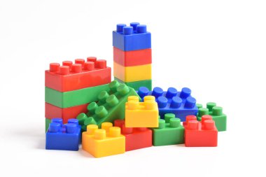 Beyaz arka planda izole edilmiş renkli plastik oyuncak blokları. İnşa Blokları