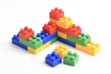 Plastik yapı blokları beyaz arkaplanda izole edildi